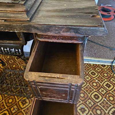 Antique Singer Treadle Sewing Machine & Cabinet (G1-JS)