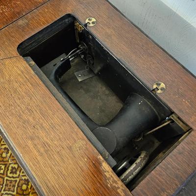 Antique Singer Treadle Sewing Machine & Cabinet (G1-JS)