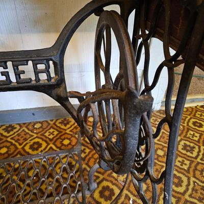 Antique Singer Treadle Sewing Machine & Cabinet (G1-JS)