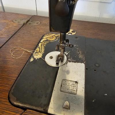 Antique Singer Treadle Sewing Machine & Cabinet (G1-JS)