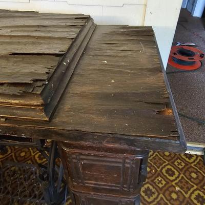 Antique Singer Treadle Sewing Machine & Cabinet (G1-JS)