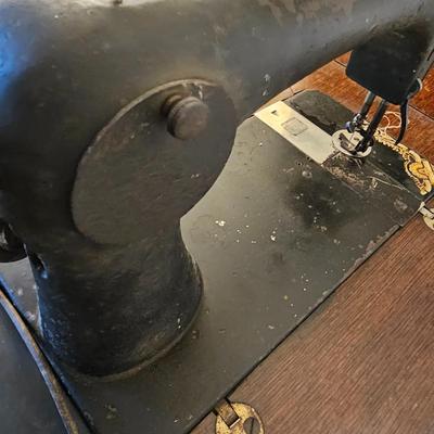 Antique Singer Treadle Sewing Machine & Cabinet (G1-JS)