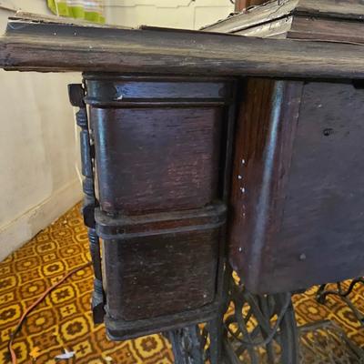 Antique Singer Treadle Sewing Machine & Cabinet (G1-JS)