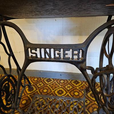 Antique Singer Treadle Sewing Machine & Cabinet (G1-JS)