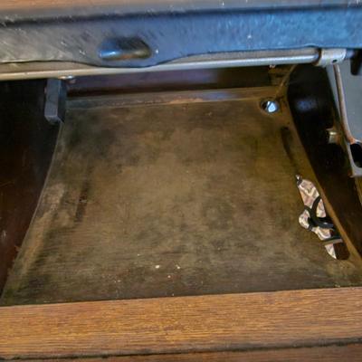 Antique Singer Treadle Sewing Machine & Cabinet (G1-JS)