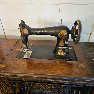 Antique Singer Treadle Sewing Machine & Cabinet (G1-JS)