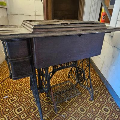 Antique Singer Treadle Sewing Machine & Cabinet (G1-JS)