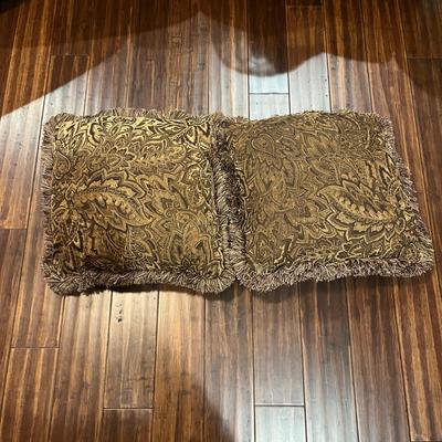 Love Seat With Carved Wood Accents (BD-MG)