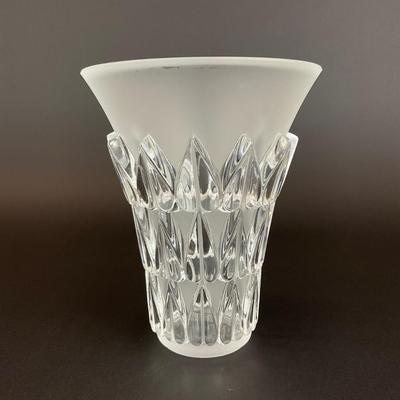 Sale Photo Thumbnail #902: Pepper leaves adorning vase, satin finish, there is a chip on top brim
Measurements:
7.25” in height, 6” in diameter