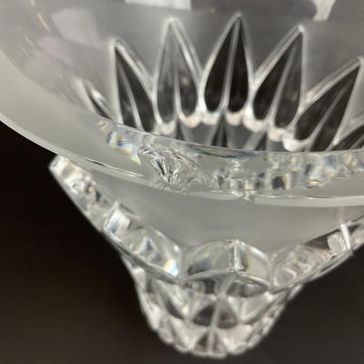 Sale Photo Thumbnail #905: Pepper leaves adorning vase, satin finish, there is a chip on top brim
Measurements:
7.25” in height, 6” in diameter