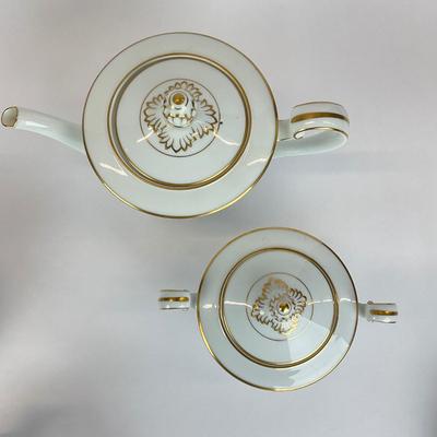 Sale Photo Thumbnail #947: This lot includes a tea pot, a creamer, sugar, 7 teacups, 7 saucers, 7 bread and butter dishes, 16 bowls 8 large bowls and 8 small bowls, one platter dish and one oval bowl.
Measurements of the large platter plate dish is 13” in length