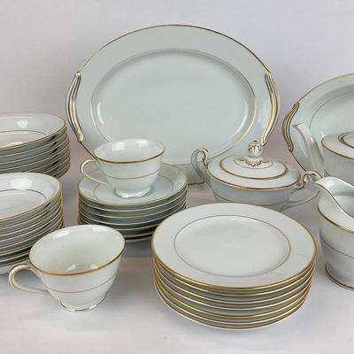 Sale Photo Thumbnail #945: This lot includes a tea pot, a creamer, sugar, 7 teacups, 7 saucers, 7 bread and butter dishes, 16 bowls 8 large bowls and 8 small bowls, one platter dish and one oval bowl.
Measurements of the large platter plate dish is 13” in length