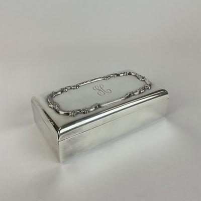 Sale Photo Thumbnail #952: Reed & Barton Silverplate Serving tray, a Rodger burrows box, and a salt and pepper shakers
Measurements:
Plate is 12” in diameter
Box is 6.5” in width, 3.5” in depth, 2” in height