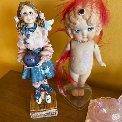 Pink mini glasses, mini books and two girl figures