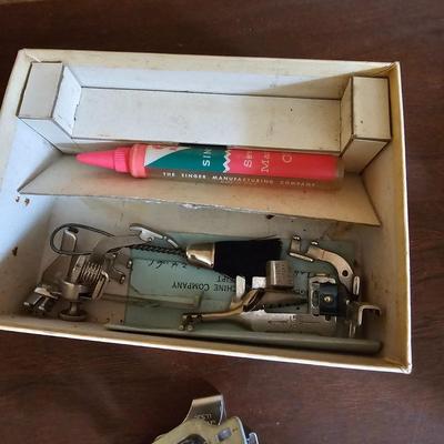 Singer Portable Sewing Machine & Accessories (G5-JS)