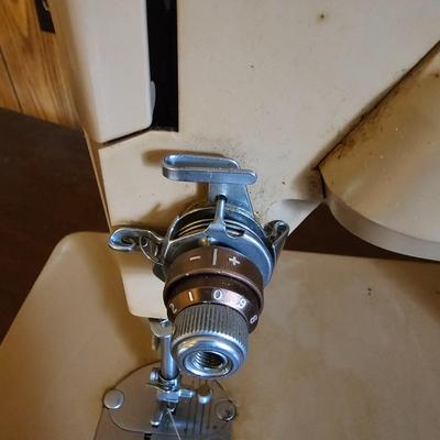 Singer Portable Sewing Machine & Accessories (G5-JS)