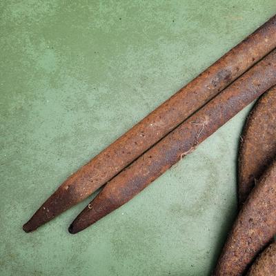 Horseshoes and Spikes (G-EL)