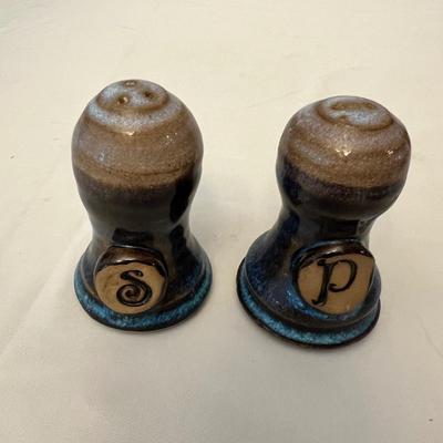 Mangum & More Signed Pottery (K-RG)