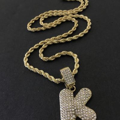 Nice gold tone rhinestone pendant in gold tone chain necklace. Very nice.