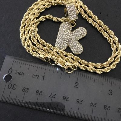 Nice gold tone rhinestone pendant in gold tone chain necklace. Very nice.