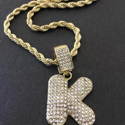 Nice gold tone rhinestone pendant in gold tone chain necklace. Very nice.