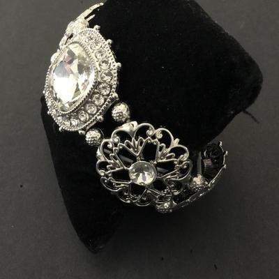 Beautiful rhinestone, silver tone, stretch fashion bracelet
