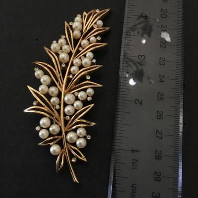 Beautiful vintage trifari 1960s Pearl gold leaf brooch