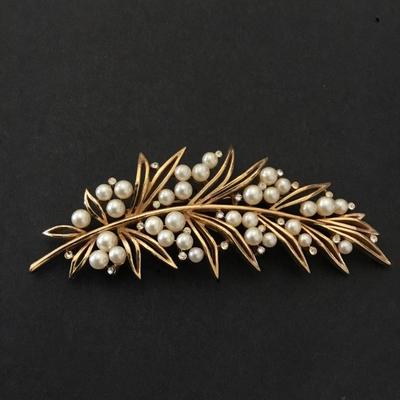 Beautiful vintage trifari 1960s Pearl gold leaf brooch