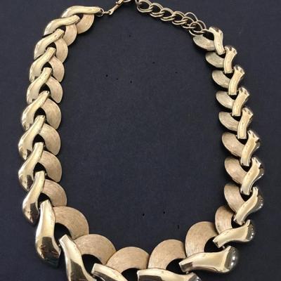 Beautiful vintage, gold tone, shiny and textured link necklace collar choker style, very beautiful