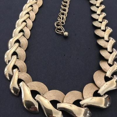 Beautiful vintage, gold tone, shiny and textured link necklace collar choker style, very beautiful