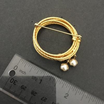 Beautiful vintage brooch gold tone