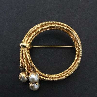 Beautiful vintage brooch gold tone