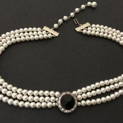 Beautiful vintage faux pearl three choker necklace