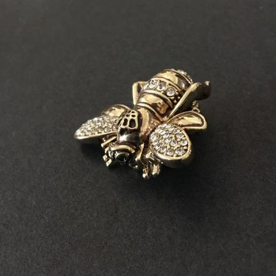 Beautiful vintage, Joan Rivers, Queen bee brooch/pin