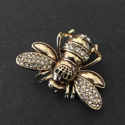 Beautiful vintage, Joan Rivers, Queen bee brooch/pin
