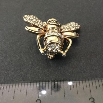 Beautiful vintage, Joan Rivers, Queen bee brooch/pin