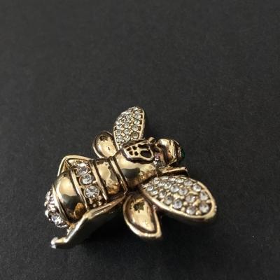 Beautiful vintage, Joan Rivers, Queen bee brooch/pin