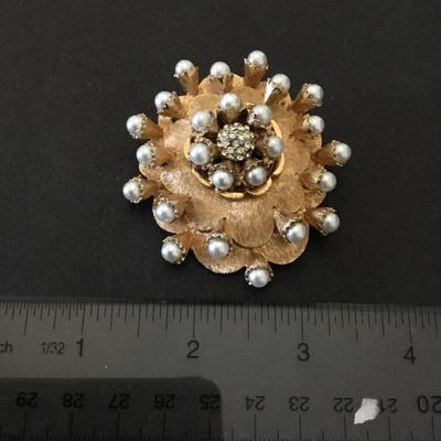 Gorgeous, vintage signed HAR brooch