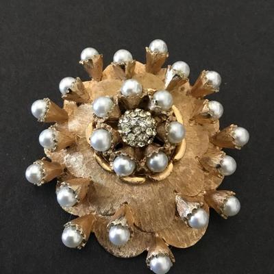 Gorgeous, vintage signed HAR brooch
