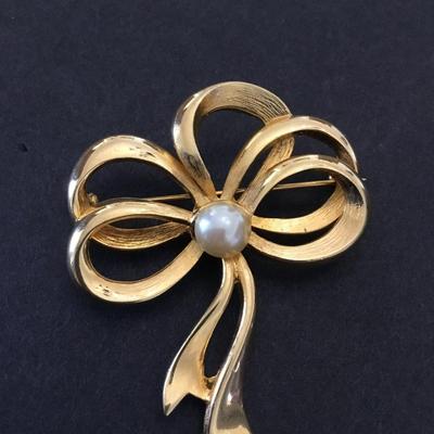Vintage goldtone ribbon brooch for pearl very nice
