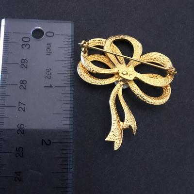Vintage goldtone ribbon brooch for pearl very nice