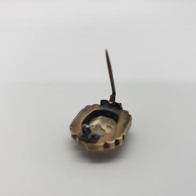 LOT 58: 10k Antique Pin with Gemstone 1.9g
