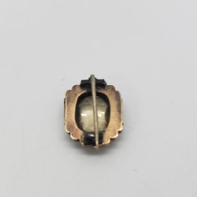 LOT 58: 10k Antique Pin with Gemstone 1.9g