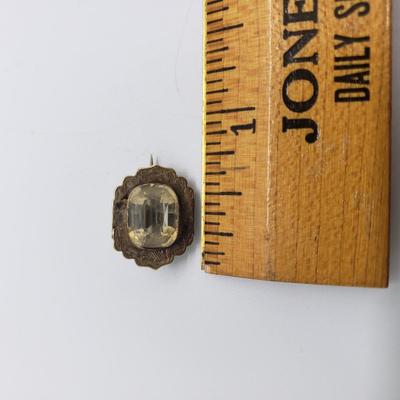 LOT 58: 10k Antique Pin with Gemstone 1.9g
