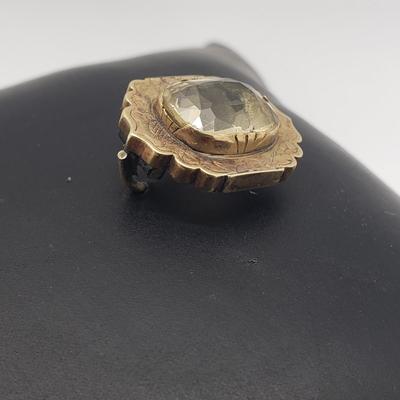 LOT 58: 10k Antique Pin with Gemstone 1.9g