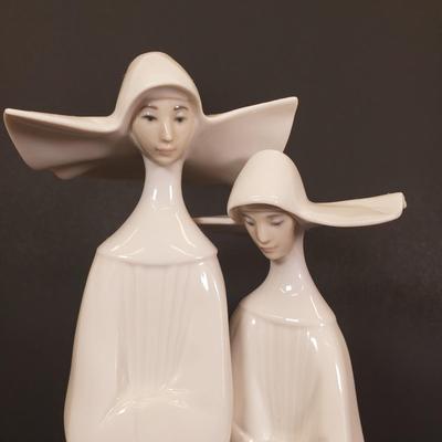 LOT 67: Lladro Porcelain Statue "Nuns"
