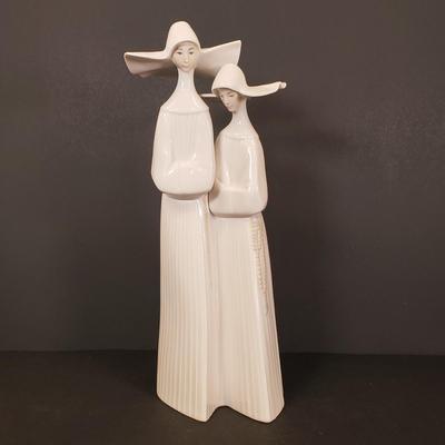 LOT 67: Lladro Porcelain Statue "Nuns"