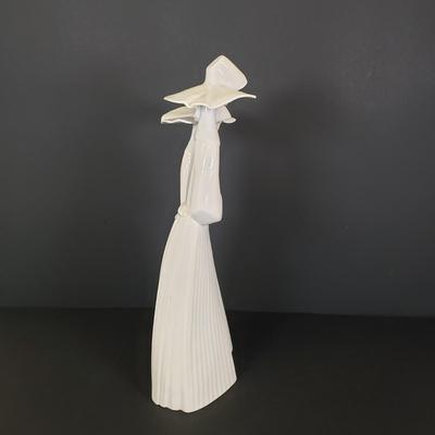 LOT 67: Lladro Porcelain Statue "Nuns"