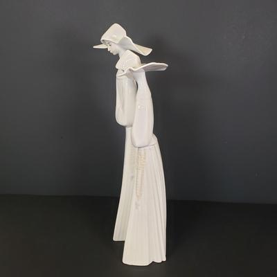 LOT 67: Lladro Porcelain Statue "Nuns"