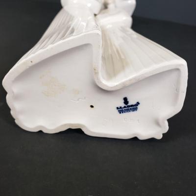 LOT 67: Lladro Porcelain Statue "Nuns"